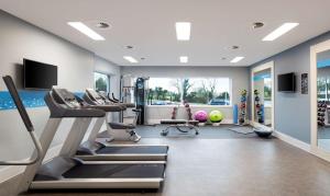 红山希尔顿汉普顿布里斯托尔机场酒店的一个带跑步机和椭圆机的健身房