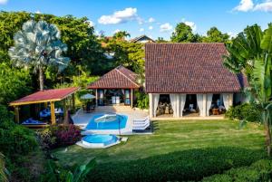 San Rafael del YumaSunny Vacation Villa No 68的享有带游泳池的房屋的空中景致