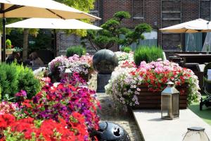布伦特福德伦敦塞恩公园希尔顿酒店的满布五颜六色花卉的花园
