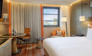 伦敦希尔顿伦敦塔桥酒店的酒店客房设有床、桌子和窗户。