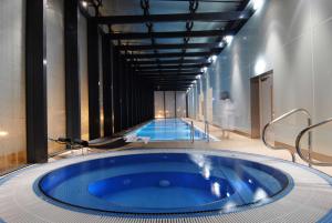 曼彻斯特希尔顿曼切斯特丁斯盖特酒店的蓝色瓷砖建筑中的按摩浴缸