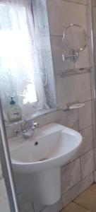 法伦福尔Hannah's Cottage的浴室设有白色水槽和镜子