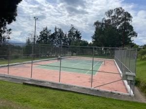 塔巴贝拉Quito Airport Suites Hotel的球场上的网球场