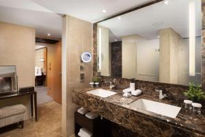 伦敦伦敦圣詹姆斯康拉德酒店的一间带两个盥洗盆和大镜子的浴室