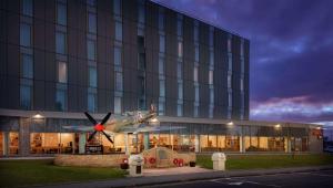 英格里斯顿Hampton By Hilton Edinburgh Airport的飞机在建筑物外显示