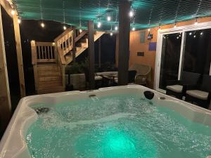 Long PondWOW!! Ultimate Pocono Retreat, Hot Tub, Game Room, Deck, Lakes, Skiing, Pools的按摩浴缸位于客房中间