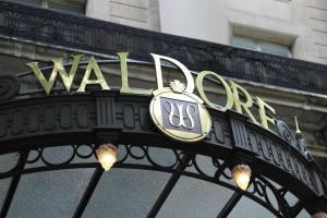 伦敦希尔顿华尔道夫酒店的瓦特的肾脏世界入口的标志