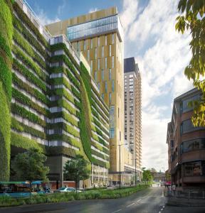 沃金Hilton Woking的绿色植物高楼建筑的 ⁇ 染