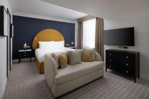 伦敦希尔顿华尔道夫酒店的酒店客房,配有床和沙发