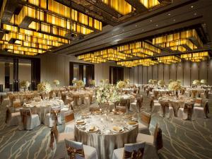 北京北京康莱德酒店 - 希尔顿集团的一个带白色桌椅的大型宴会厅