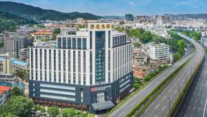 广州Hilton Garden Inn Guangzhou Tianhe的城市建筑物的空中景观