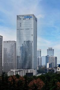 重庆重庆两江新区高科希尔顿酒店的大城市的高玻璃建筑