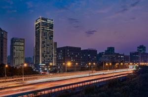 重庆重庆两江新区高科希尔顿酒店的城市天际线,夜晚有高楼