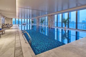 重庆重庆两江新区高科希尔顿酒店的一座建筑物中央的游泳池