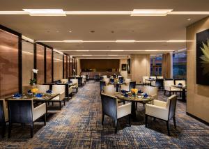 重庆重庆嘉发希尔顿逸林酒店的餐厅内带桌椅的用餐室