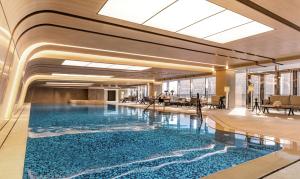 杭州杭州康莱德酒店的酒店大堂的大型游泳池