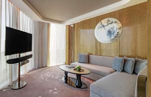 杭州杭州康莱德酒店的带沙发和电视的客厅