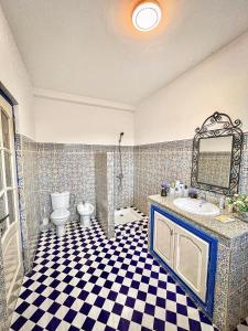 丹吉尔Dar Bakkali Nadi的一间带水槽、卫生间和镜子的浴室
