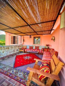 丹吉尔Dar Bakkali Nadi的客厅配有沙发、椅子和地毯