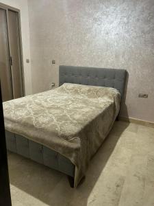 萨伊迪耶Marina saidia luxury Duplex pool & garden view的卧室内的一张带床垫罩的床铺