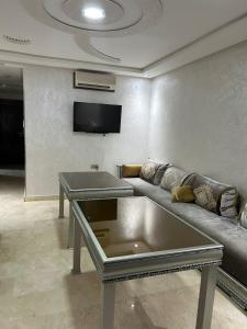 萨伊迪耶Marina saidia luxury Duplex pool & garden view的带沙发和平面电视的客厅