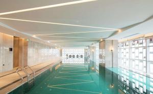 珠海珠海横琴希尔顿花园酒店的大楼内带游泳池的走廊