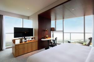 珠海珠海横琴希尔顿花园酒店的酒店客房设有一张大床和一台电视。