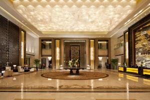 南京南京希尔顿酒店的大厅,大楼中央有一个喷泉