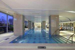南京南京世茂滨江希尔顿酒店的大堂,大楼内设有一个游泳池