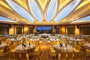 南京南京世茂滨江希尔顿酒店的一个带桌椅的宴会厅和大型天花板