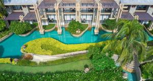 三亚金茂三亚亚龙湾希尔顿大酒店（丰富儿童玩乐+旅拍）的享有带游泳池的度假村的空中景致