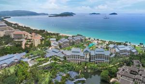 三亚金茂三亚亚龙湾希尔顿大酒店（丰富儿童玩乐+旅拍）的海洋旁度假胜地的空中景致