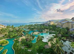 三亚金茂三亚亚龙湾希尔顿大酒店（丰富儿童玩乐+旅拍）的享有带水上公园的度假村的空中景致