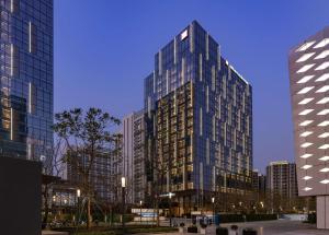 深圳深圳国际会展中心希尔顿花园酒店的城市的一座高大的玻璃建筑