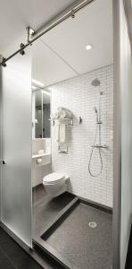 纽约庞德时代酒店的白色的浴室设有卫生间和淋浴。