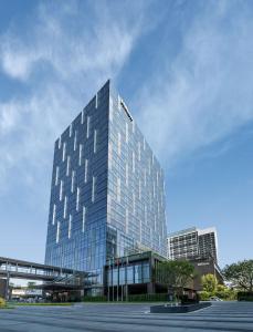 深圳深圳国际会展中心希尔顿酒店的停车场前高高的玻璃建筑