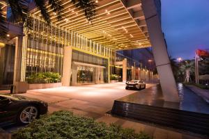 深圳深圳大中华希尔顿酒店（地铁出站即达、近福田会展中心）的前面有停车位的建筑