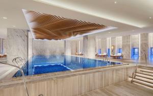 即墨青岛即墨希尔顿逸林酒店（即墨古城）的在酒店房间的一个大型游泳池