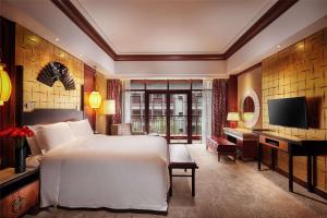 滨海新区天津生态城世茂希尔顿酒店的卧室配有一张白色大床和电视。
