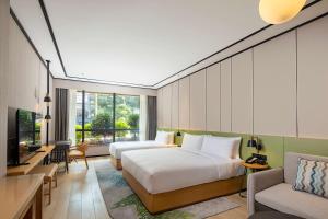 Maotai贵州茅台镇联裕希尔顿花园酒店的酒店客房带两张床和一个客厅