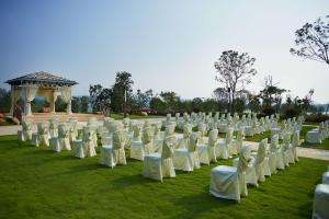 武汉武汉光谷希尔顿酒店的坐在草地上的一排白色椅子