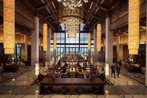 武汉武汉光谷希尔顿酒店的大楼内带吊灯的大型大堂