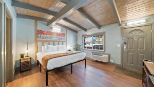 南太浩湖Blue Jay Lodge的一间卧室设有一张大床和一个窗户。