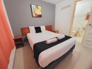 圣克里斯托瓦尔-德拉斯卡萨斯Hotel Dulce Luna的卧室配有一张带两个枕头的大白色床