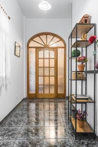 贝加德圣马特奥Raíces Vivas Vivienda Vacacional的一间有门的房间和一个鲜花架子
