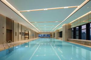 扬州扬州三盛希尔顿逸林酒店的大楼内的大型游泳池