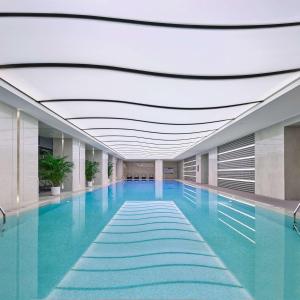 北京北京通州北投希尔顿酒店的大楼内的一个蓝色海水游泳池