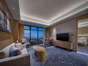 北京北京通州北投希尔顿酒店的带沙发和电视的客厅