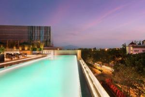 厦门厦门佳逸酒店 希尔顿格芮精选酒店的一座大楼顶部的游泳池