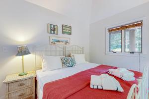 West TisburyNana's Rear Treehouse的一间卧室配有一张带红色毯子的大床